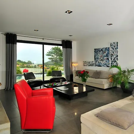 Saint-jean-de-luz Sleeps 10 Pool Wifi Vila